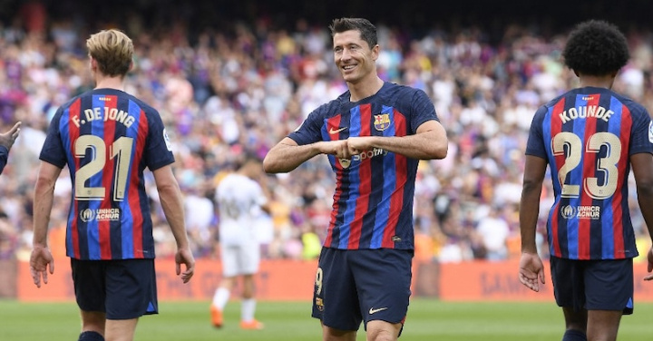 Lewandowski Strikes Against Struggling Elche Earn Barcelona Top Spot ...