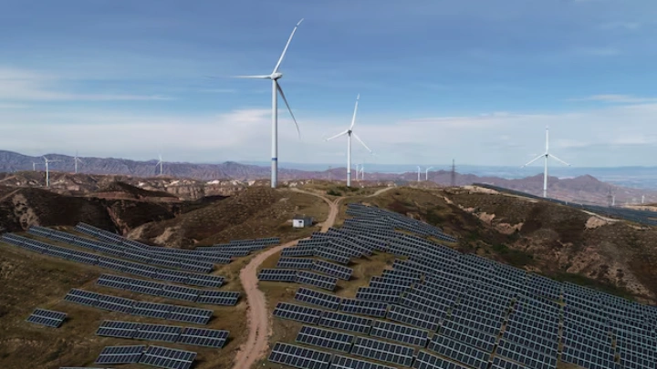 Wind turbines and solar panels are seen at a wind and solar power plant by State Power Investment Corporation (SPIC) in Zhangjiakou, Hebei province, China October 29, 2018. REUTERS/Stringer/File Photo