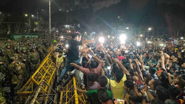 Hasnat Abdullah, a key coordinator of the Anti-Discrimination Student Movement, addresses protesters near Bangabhaban on 22 October 2024. Photo: Md Jahidul Islam/TBS