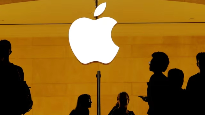 Customers walk past an Apple logo inside of an Apple store at Grand Central Station in New York, U.S., August 1, 2018. REUTERS/Lucas Jackson/File Photo