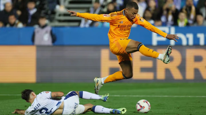 Soccer Football - LaLiga - Leganes v Real Madrid - Estadio Municipal de Butarque, Leganes, Spain - November 24, 2024 Real Madrid's Kylian Mbappe in action with Leganes' Adria Altimira REUTERS/Isabel Infantes/File Photo 