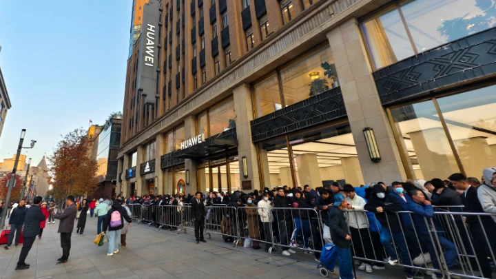 People queue outside a Huawei store in Shanghai for the newly released Mate 70 series on November 26, 2024. Photo: VCG