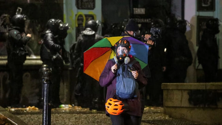 A person wears a gas mask as police officers operate during a protest against the new government's decision to suspend the European Union accession talks and refuse budgetary grants until 2028, in Tbilisi, Georgia December 2, 2024. REUTERS/Irakli Gedenidze/File Photo