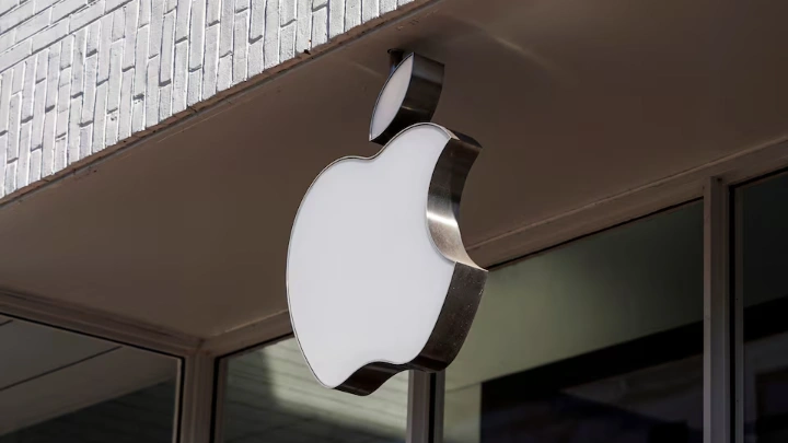  Logo of an Apple store is seen as Apple Inc. reports fourth quarter earnings in Washington, U.S., January 27, 2022. REUTERS/Joshua Roberts/File Photo