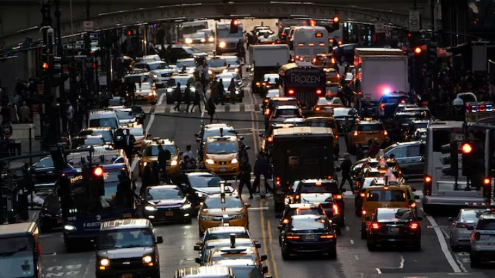 Traffic is pictured at twilight along 42nd St. in the Manhattan borough of New York, U.S., March 27, 2019. REUTERS/Carlo Allegri/File Photo