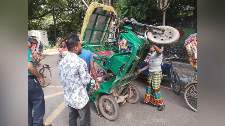 Police begin evicting battery-run rickshaws from Dhanmondi-8 bridge on 12 September 2024. Photo: TBS