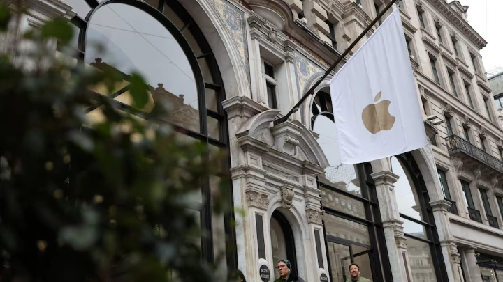 People walk past an Apple store in London, Britain, January 13, 2025. REUTERS/Isabel Infantes 