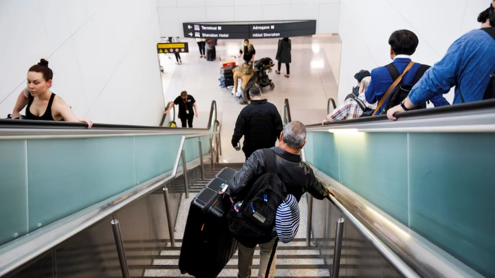 Travellers make their way to the departures terminal at the start of the Victoria Day holiday long weekend at Toronto Pearson International Airport in Mississauga, Ontario, Canada, May 20, 2022. REUTERS/Cole Burston/File Photo 